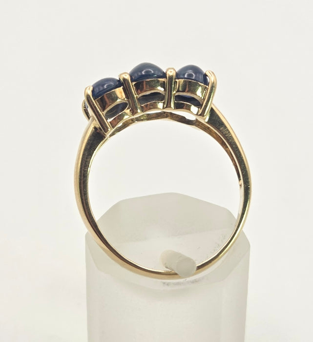 2451 Vintage: 9ct Gold Cabochon Cornflower Blue Sapphire Trilogy Ring