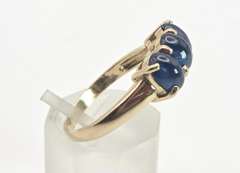 2451 Vintage: 9ct Gold Cabochon Cornflower Blue Sapphire Trilogy Ring
