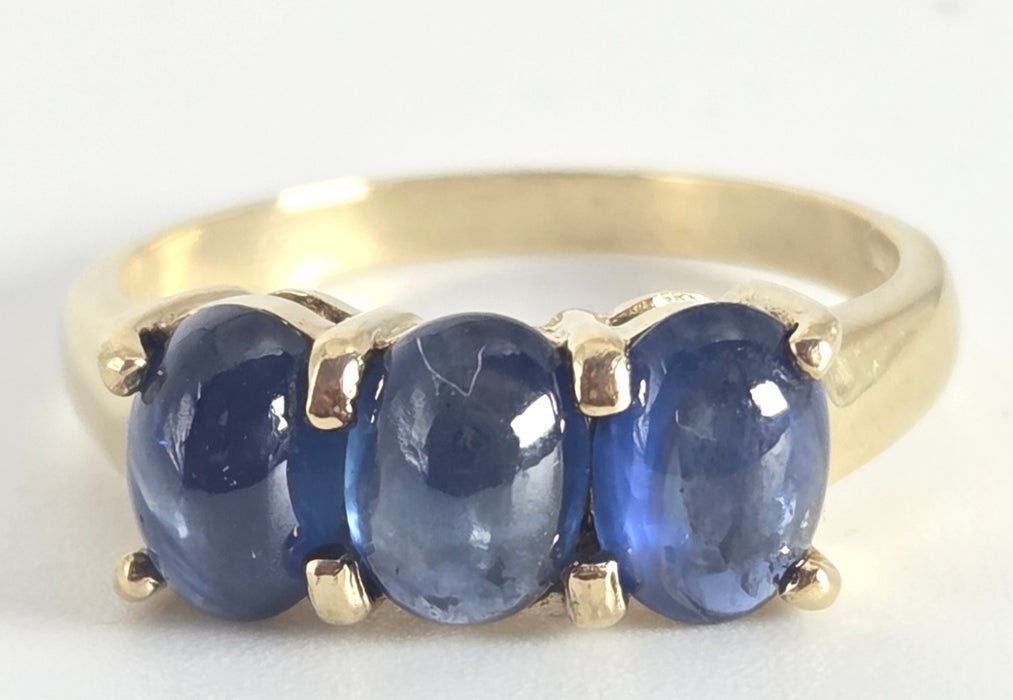 2451 Vintage: 9ct Gold Cabochon Cornflower Blue Sapphire Trilogy Ring
