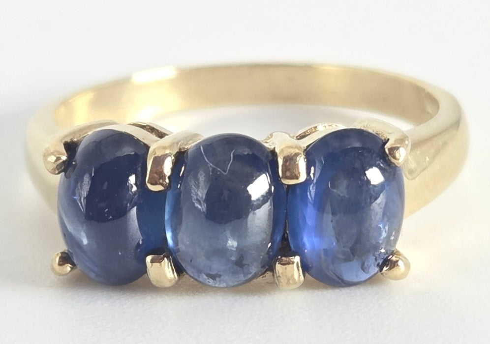 2451 Vintage: 9ct Gold Cabochon Cornflower Blue Sapphire Trilogy Ring