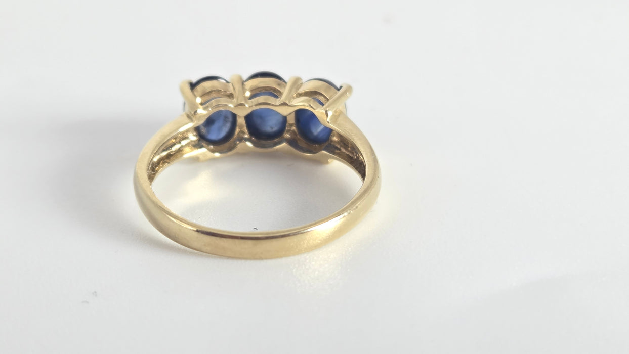 2451 Vintage: 9ct Gold Cabochon Cornflower Blue Sapphire Trilogy Ring
