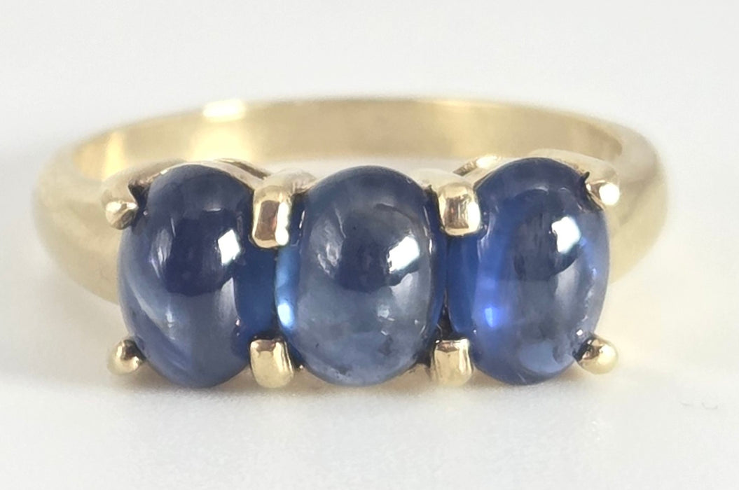 2451 Vintage: 9ct Gold Cabochon Cornflower Blue Sapphire Trilogy Ring