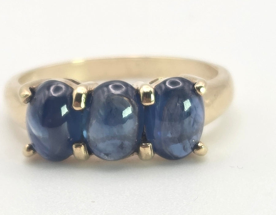2451 Vintage: 9ct Gold Cabochon Cornflower Blue Sapphire Trilogy Ring