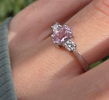 Cargar imagen en el visor de la galería, 2243 Vintage; 9ct White Gold Pink Morganites Daimons 3-Stone Ring
