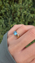 Cargar imagen en el visor de la galería, 2397 Vintage: 9ct Gold Cabochon Cut Swiss Blue Topaz Signet Ring
