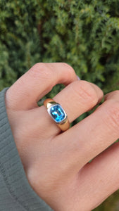 2397 Vintage: 9ct Gold Cabochon Cut Swiss Blue Topaz Signet Ring