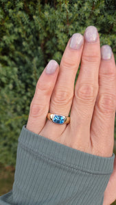 2397 Vintage: 9ct Gold Cabochon Cut Swiss Blue Topaz Signet Ring