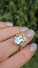 Cargar imagen en el visor de la galería, 2399 Vintage: 9ct White Gold Pale Green Amethyst 12 Natural Diamonds Cocktail Ring
