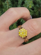 Load image into Gallery viewer, 6247 Vintage: 9ct Gold Yellow Diamonds Flower Head Ring
