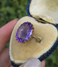 Load image into Gallery viewer, 6241 Vintage: 9ct Gold Large Lilac Amethyst Cocktail Ring
