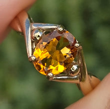 Cargar imagen en el visor de la galería, 2400 Vintage: 9ct Gold Oval Faceted Orange Citrine Solitaire Ring
