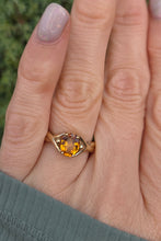 Cargar imagen en el visor de la galería, 2400 Vintage: 9ct Gold Oval Faceted Orange Citrine Solitaire Ring
