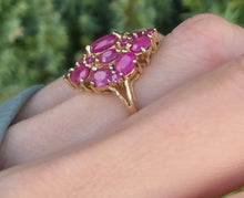 Cargar imagen en el visor de la galería, 2237 Vintage: 9ct Gold 21 Rubies Statement Cluster Ring- Wow
