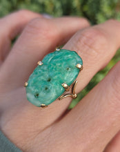 Load image into Gallery viewer, 6251 Vintage 9ct Gold Large Carved Chinese Jade Statement Ring
