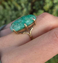 Load image into Gallery viewer, 6251 Vintage 9ct Gold Large Carved Chinese Jade Statement Ring
