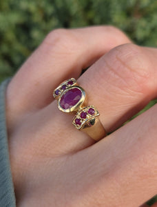 6249 Vintage: 9ct Gold 7 Rubies Geometric Set Ring