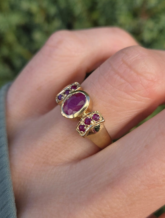 6249 Vintage: 9ct Gold 7 Rubies Geometric Set Ring