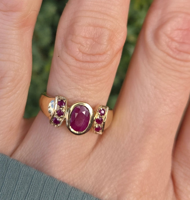 6249 Vintage: 9ct Gold 7 Rubies Geometric Set Ring