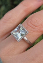 Cargar imagen en el visor de la galería, 2419 Vintage: 9ct White Gold Mint Green Amethyst 16 Natural Diamonds Cocktail Ring
