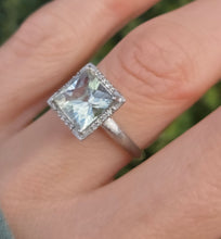 Cargar imagen en el visor de la galería, 2419 Vintage: 9ct White Gold Mint Green Amethyst 16 Natural Diamonds Cocktail Ring
