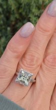 Cargar imagen en el visor de la galería, 2419 Vintage: 9ct White Gold Mint Green Amethyst 16 Natural Diamonds Cocktail Ring
