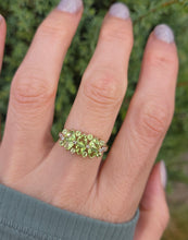 Cargar imagen en el visor de la galería, 2272 Vintage: 9ct Gold Peridots Natural Diamonds Cluster Ring
