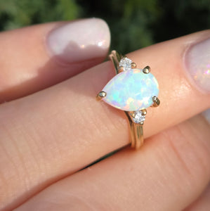 Vintage: 14ct Gold Cabochon White Opal Diamonds 3-Stone Ring