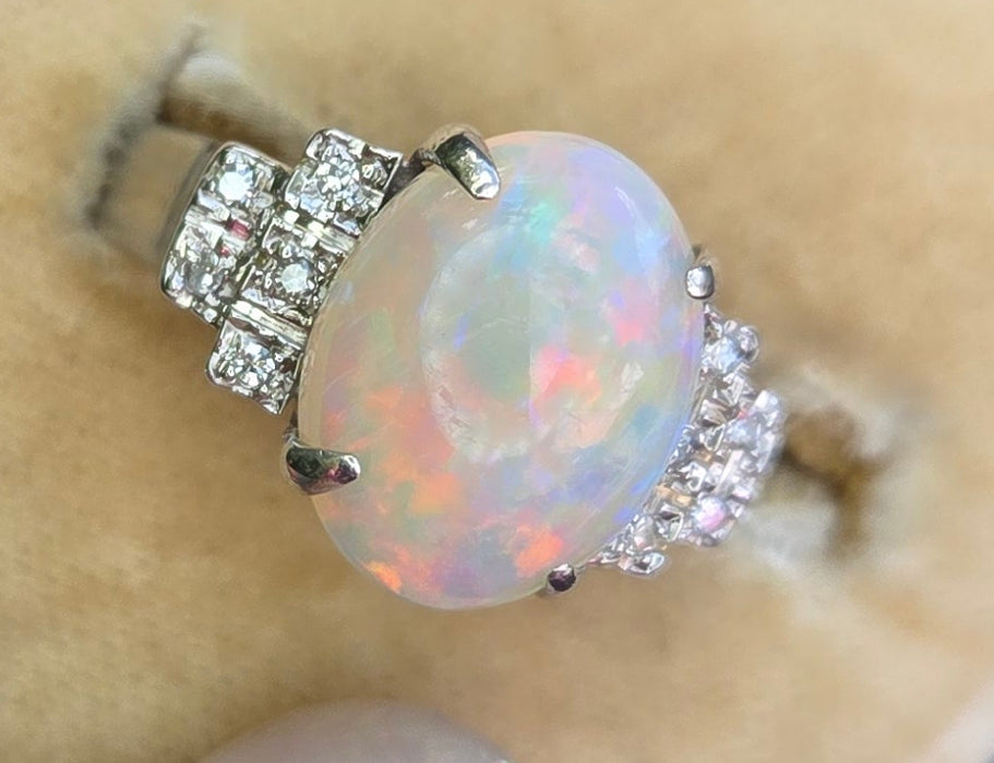 2301 Vintage: 18ct Cabochon White Opal Natural Diamonds Cocktail Ring