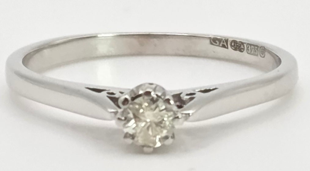 2416: Vintage 9ct White Gold Round Full Cut Diamond Solitaire
