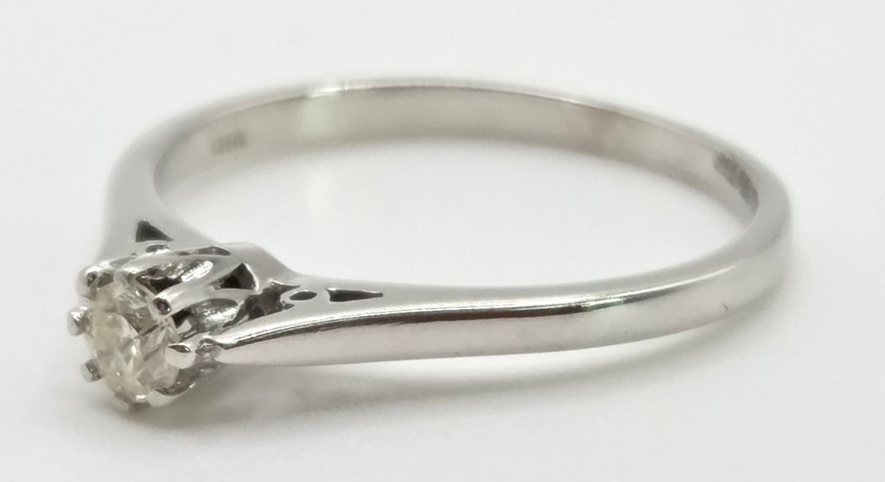 2416: Vintage 9ct White Gold Round Full Cut Diamond Solitaire