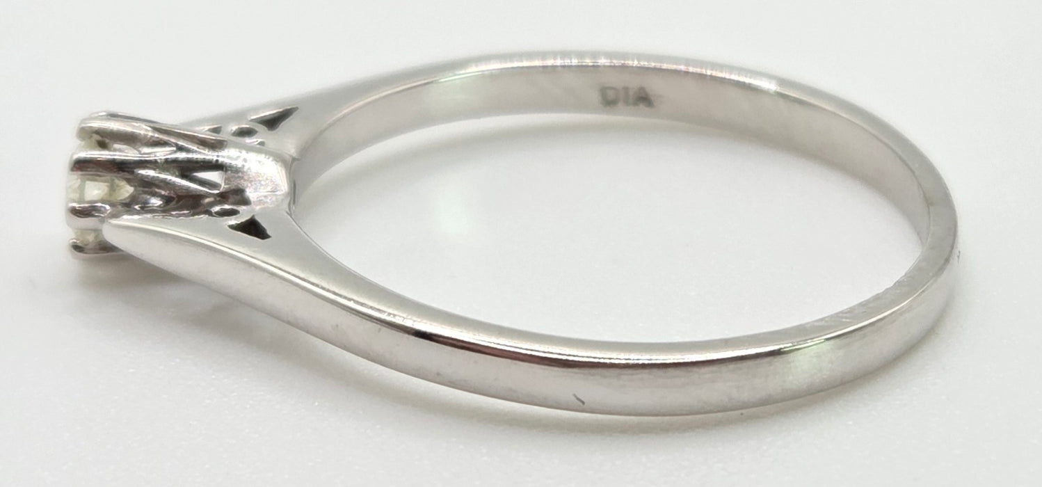 2416: Vintage 9ct White Gold Round Full Cut Diamond Solitaire
