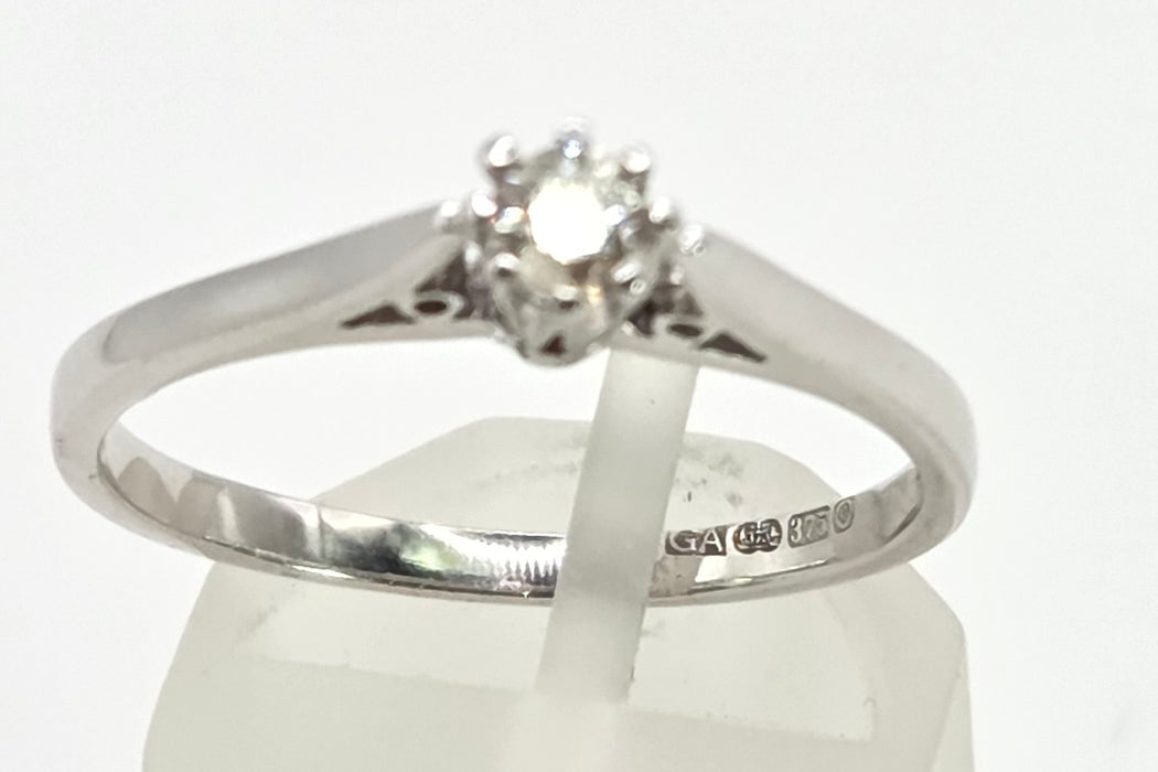 2416: Vintage 9ct White Gold Round Full Cut Diamond Solitaire