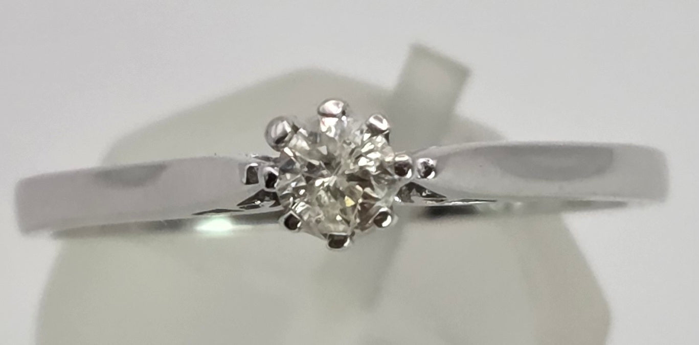 2416: Vintage 9ct White Gold Round Full Cut Diamond Solitaire