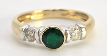 Cargar imagen en el visor de la galería, 6137: Vintage 18ct Gold Round Cut Emerald Twin Diamonds Ring
