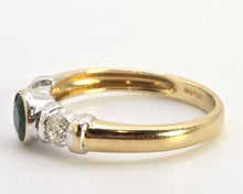 Cargar imagen en el visor de la galería, 6137: Vintage 18ct Gold Round Cut Emerald Twin Diamonds Ring

