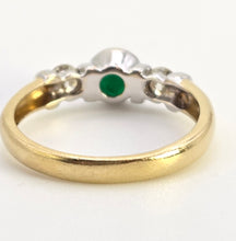 Cargar imagen en el visor de la galería, 6137: Vintage 18ct Gold Round Cut Emerald Twin Diamonds Ring
