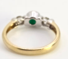 Cargar imagen en el visor de la galería, 6137: Vintage 18ct Gold Round Cut Emerald Twin Diamonds Ring
