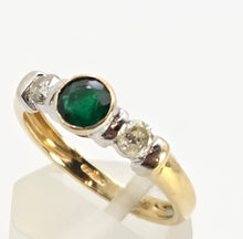 Cargar imagen en el visor de la galería, 6137: Vintage 18ct Gold Round Cut Emerald Twin Diamonds Ring
