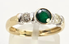 Cargar imagen en el visor de la galería, 6137: Vintage 18ct Gold Round Cut Emerald Twin Diamonds Ring

