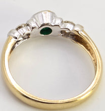 Cargar imagen en el visor de la galería, 6137: Vintage 18ct Gold Round Cut Emerald Twin Diamonds Ring
