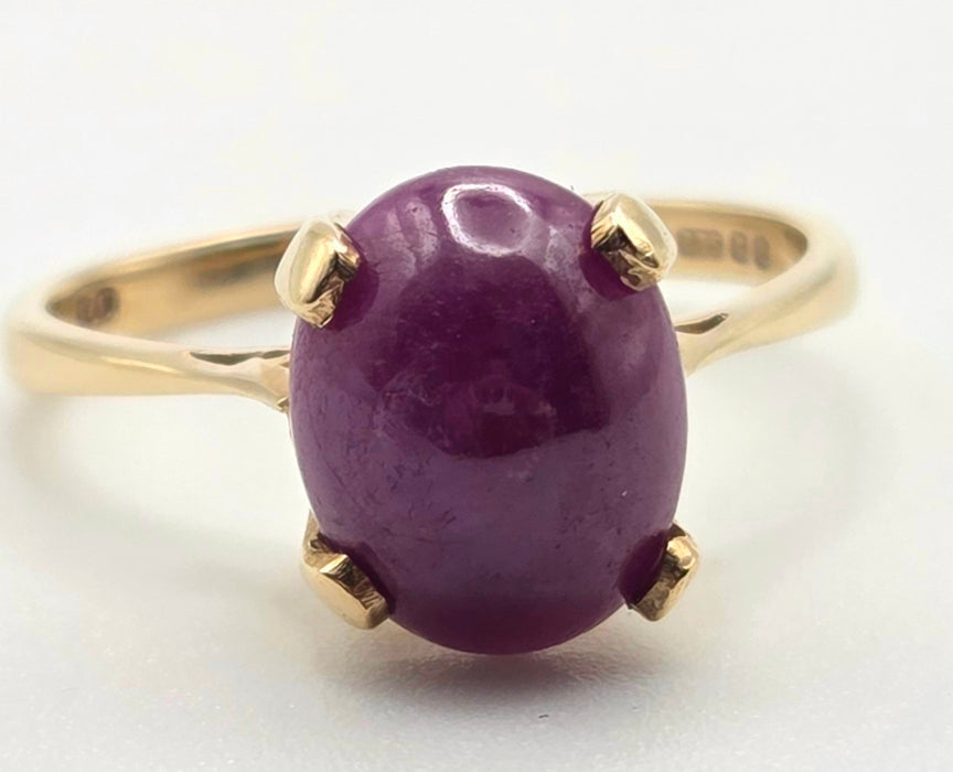 2473: Vintage 9ct Gold Cabochon Ruby Solitaire Ring- From 1977