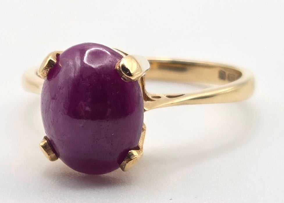 2473: Vintage 9ct Gold Cabochon Ruby Solitaire Ring- From 1977