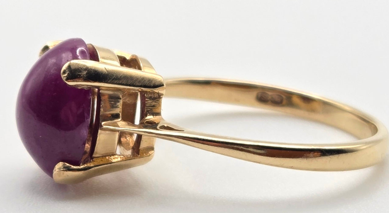 2473: Vintage 9ct Gold Cabochon Ruby Solitaire Ring- From 1977