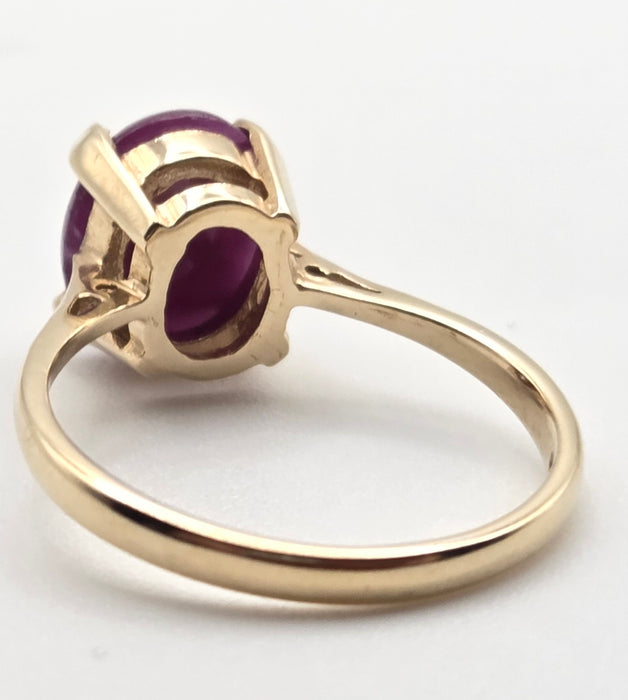 2473: Vintage 9ct Gold Cabochon Ruby Solitaire Ring- From 1977