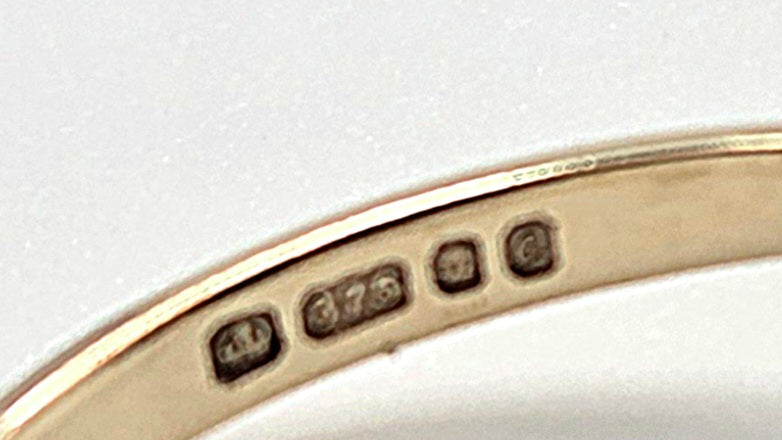 2473: Vintage 9ct Gold Cabochon Ruby Solitaire Ring- From 1977