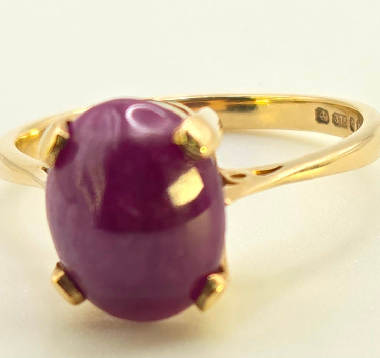 2473: Vintage 9ct Gold Cabochon Ruby Solitaire Ring- From 1977