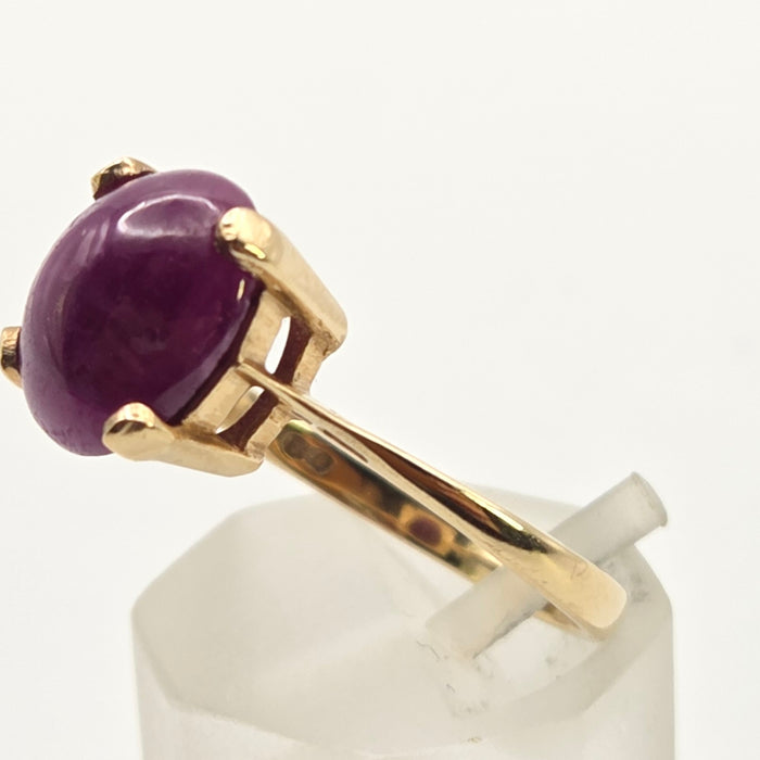 2473: Vintage 9ct Gold Cabochon Ruby Solitaire Ring- From 1977