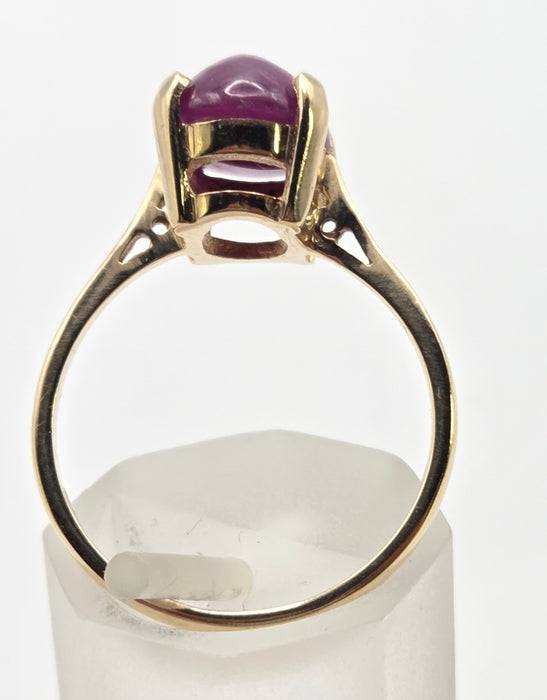 2473: Vintage 9ct Gold Cabochon Ruby Solitaire Ring- From 1977