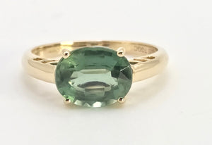 2495: Vintage 14ct Gold Rare Oval  Faceted Green Garnet Solitaire