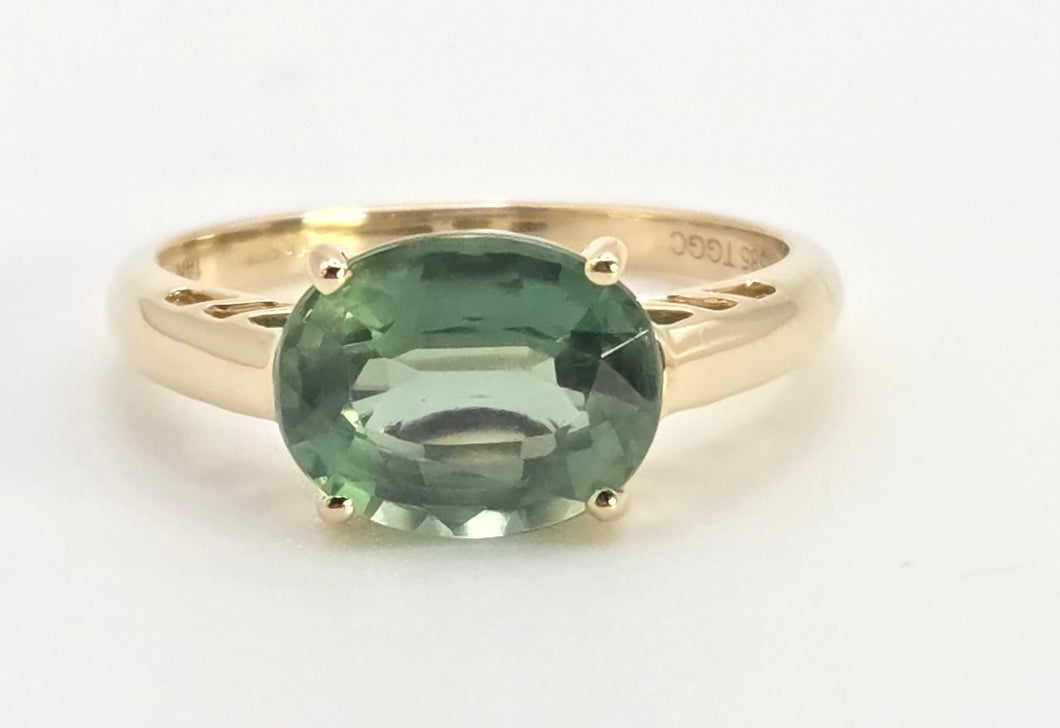 2495: Vintage 14ct Gold Rare Oval  Faceted Green Garnet Solitaire
